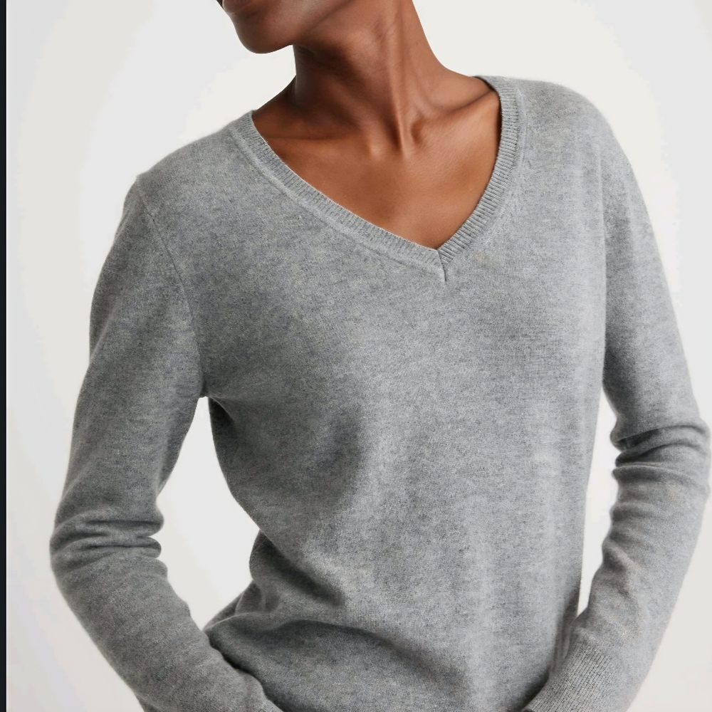 LORD & TAYLOR Light Gray 100% Cashmere Vneck Minimalist Lightweight Sweater‎ M